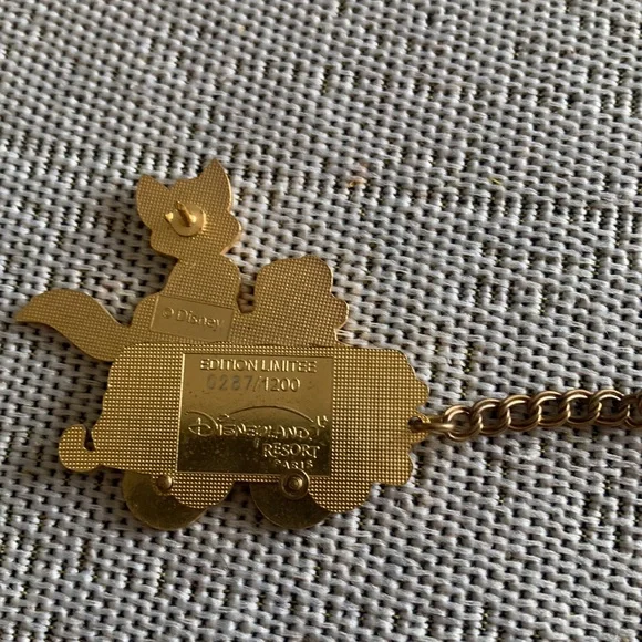 Disneyland Paris resort Fox & Hound - Train Series - LE 1200 Disney Pin 30160 - Picture 9 of 11